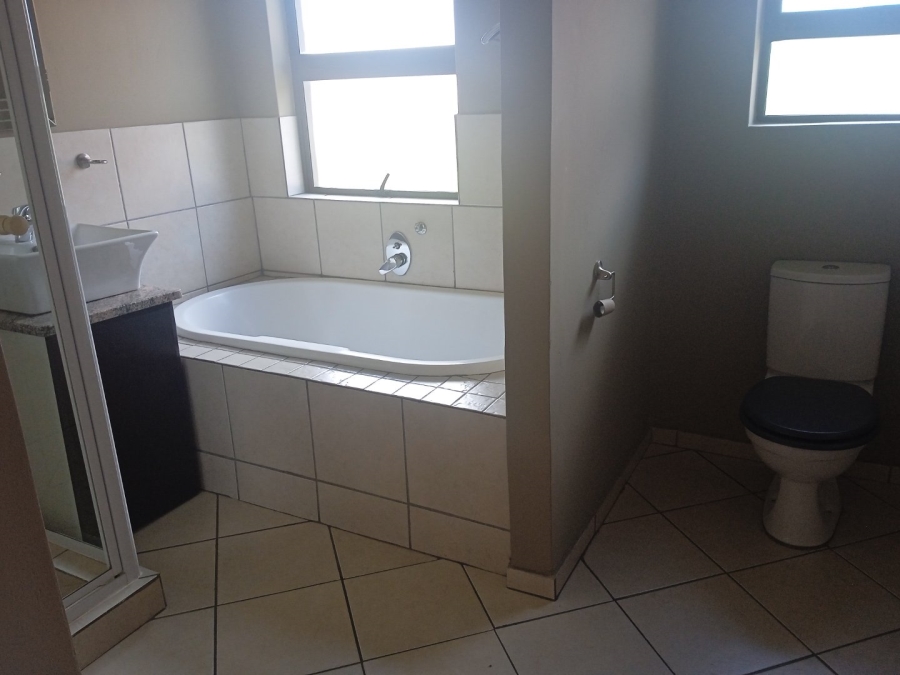 To Let 5 Bedroom Property for Rent in Xanadu North West